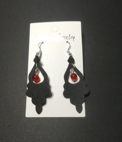 Leatherette earrings with red beads