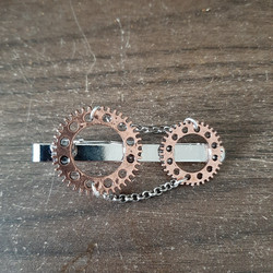 Solmioneula steampunk ketjulla kuparin värinen