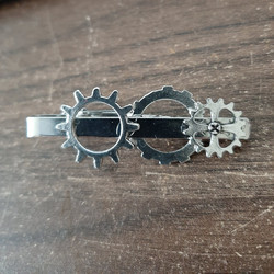 Steampunk tie clip with silver-colored gears.