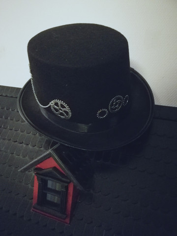 Steampunk hat with silver colored gears
