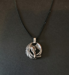 Round crow necklace