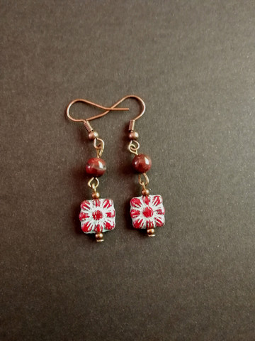 Flower earrings with stone beads