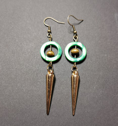 Spike earrings with green shell ring