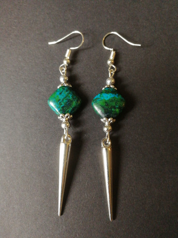 Spike earrings with green stone beads
