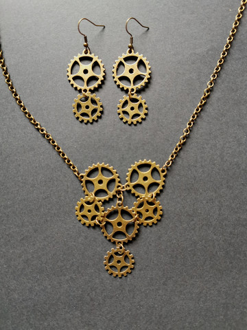 Korusarja steampunk rattaat riipuksena