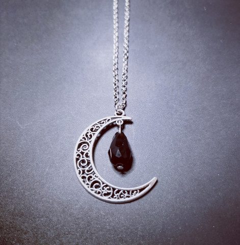 Silver colour moon neclace with black drop
