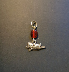 Kitten place marker with a red bead