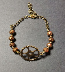 Rannekoru steampunk ratas helmillä