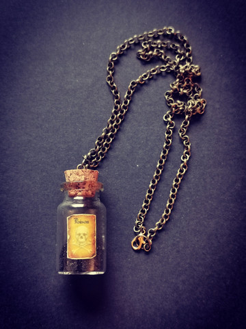 Pullo kaulakoru poison