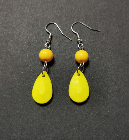 Colourful yellow droplet rearrings