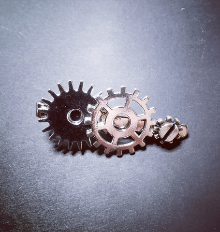 Solmioneula steampunk hopeanväriset rattaat