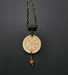 GD Viikinkikaulakoru Vegvisir kivihelmellä