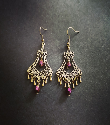 Hanging drop earrings with violet beads