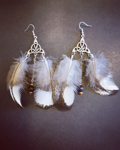 Feather earrings with celtic knot