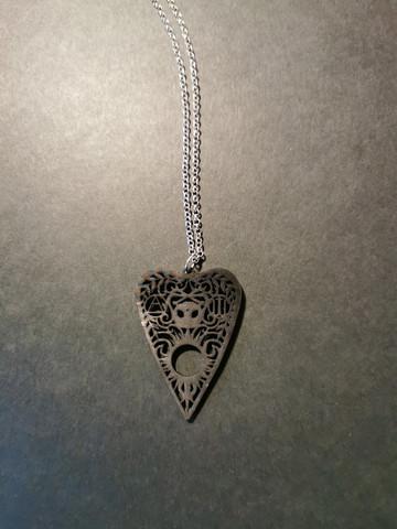 Planchette kaulakoru musta
