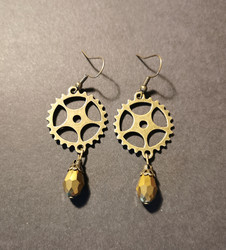 Gear earrings with gold colored drop