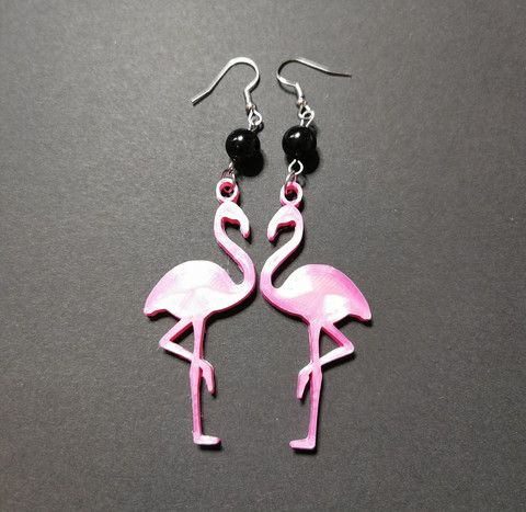 Flamingo korvakorut mustilla helmillä