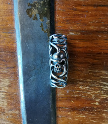 Silver coloured beard/dreadlock bead with skull