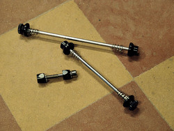 AXLE TIGHTENING KIT BLACK