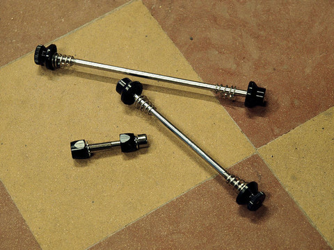 AXLE TIGHTENING KIT BLACK
