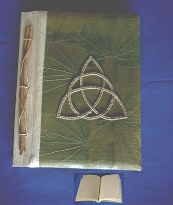 Varjojen kirja triquetra, vihr.