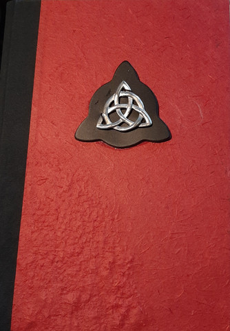 Varjojenkirja triquetra