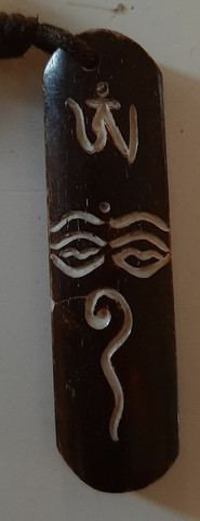 Demonisilmä, on suojeluun tarkoitettu amuletti Tummaa Luuta