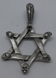 Daividin tähti pääkalloilla n.4,5cm