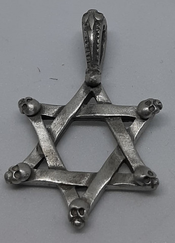 Daividin tähti pääkalloilla n.4,5cm