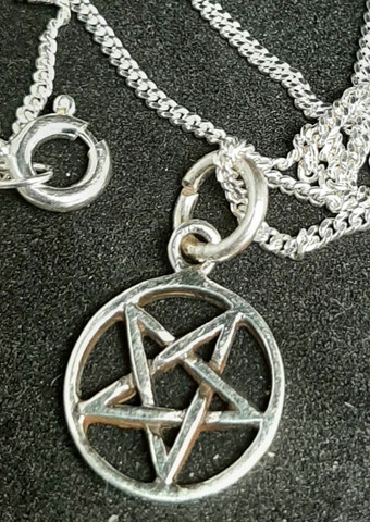 Pentagram kaulakoru ketjulla  n.1,8cm