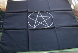 Alttariliina musta, pentagram