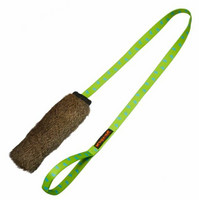 Tug-E-Nuff Rabbit Skin Squeaky Chaser kaninkarvalla ja vingulla