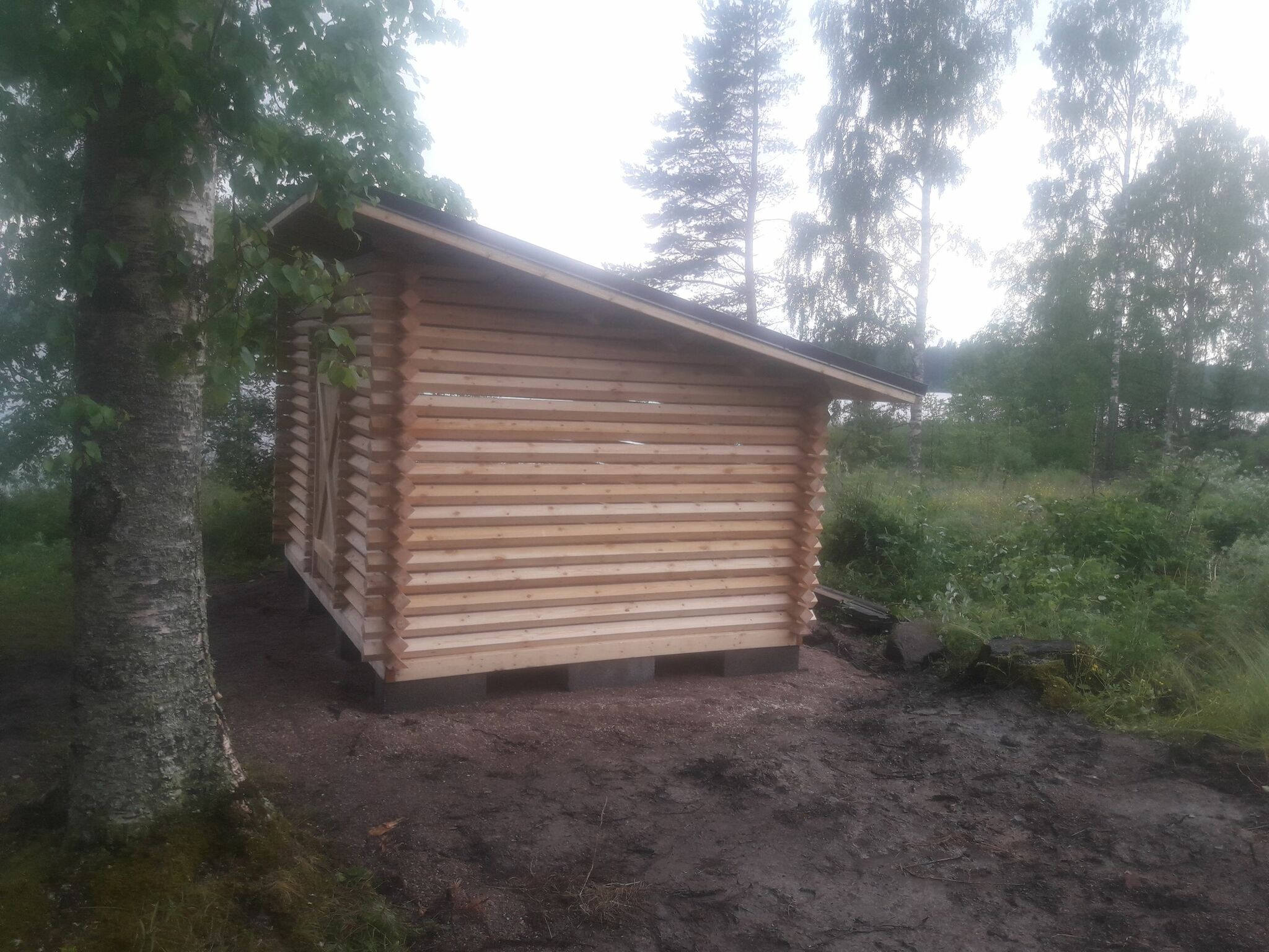Moderni puuliiteri neliöhirrestä 3 x 4 m, pulpettikatto – Biottori Oy