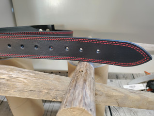 40/3mm/2t musta punaisella tikillä parkkinahkavyö