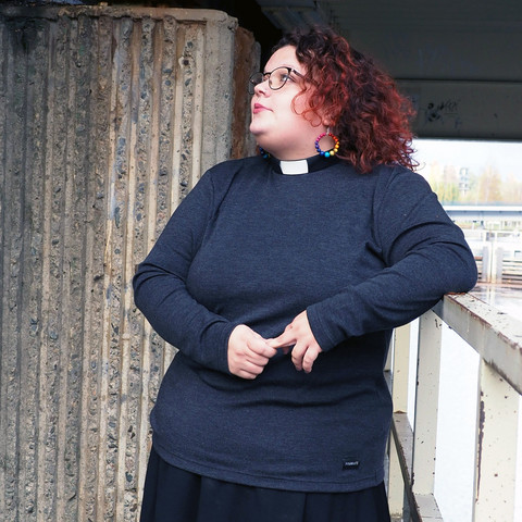 Fitted merino wool sweater with a black tab collar