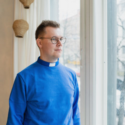 Sininen collegepaita pantakauluksella