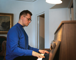 Sininen collegepaita pantakauluksella