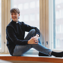 Black sweatshirt with tab collar