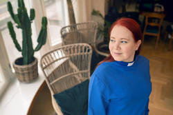 Sininen collegepaita pantakauluksella