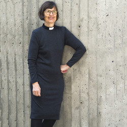 Fitted merino wool dress with a tab collar