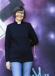 Merino wool sweater with a green tab collar