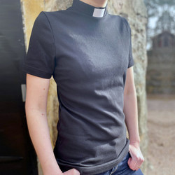 Fitted T-shirt with tab collar, black
