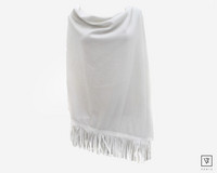 Valkoinen Poncho säämiskähapsuilla