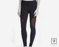 Mustat reisiverkotetut leggingsit