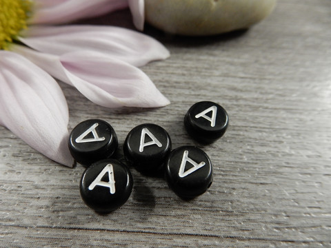 Kirjainhelmi A, 7mm, musta, 1kpl