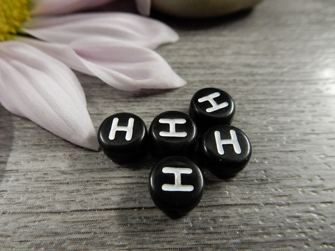 Kirjainhelmi H, 7mm, musta, 1kpl