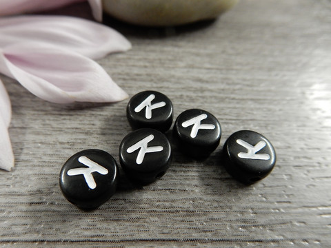 Kirjainhelmi K, 7mm, musta, 1kpl