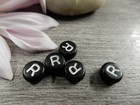 Kirjainhelmi R, 7mm, musta, 1kpl