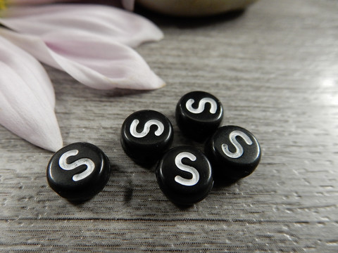 Kirjainhelmi S, 7mm, musta, 1kpl
