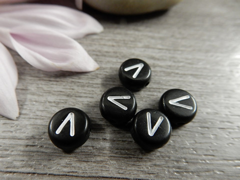 Kirjainhelmi V, 7mm, musta, 1kpl